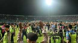 Suasana dalam stadion setelah penonton memasuki lapangan saat pertandingan Liga 1 2018, Arema FC Vs Persib Bandung, di Stadion Kanjuruhan, Malang, Minggu (15/4/2018) (Sumber: bolasport.com)