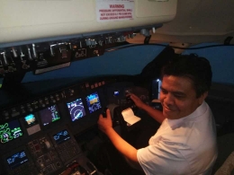 Dr. Ir. Agus Santoso, M.Sc di kursi pilot di simulator pesawat terbang/dokpri