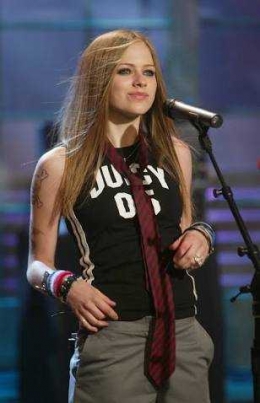 Avril pada awal penampilan suka mengenakan dasi dengan padanan tank top atau t shirt (sumber: aol.com)