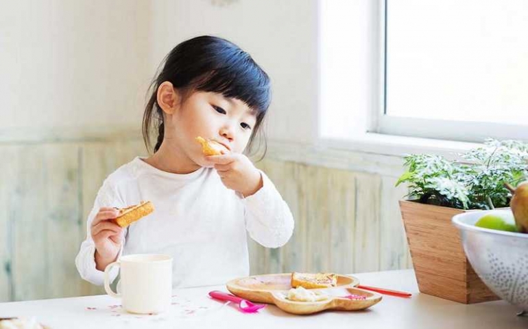 SUmber Ilustrasi : Children-Do-not-Want-to-Eat-Rice-and-Hard-Drink-Milk_resize-1