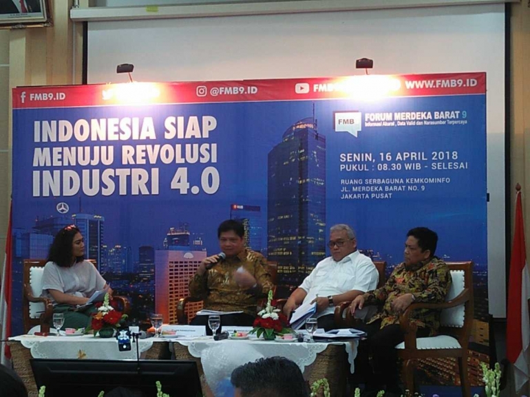 Menperin, Airlangga Hartarto memaparkan kesiapan Indonesia memasuki Revolusi Industri 4.0 (dok. fmb9)