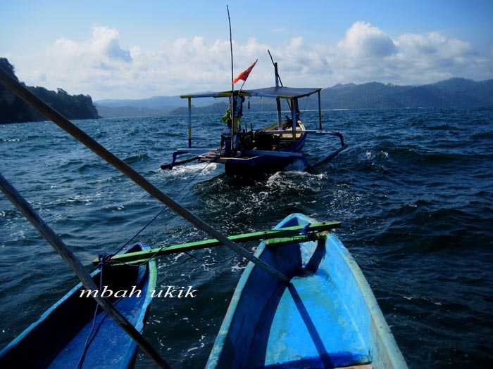 Perahu kami ditarik peahu penolong saat mogok di tepi Samudra Hindia. Dokpri