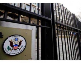 Kedutaan Besar AS adalah institusi resmi sehingga pemohon visa berpakaian secara rapi. Foto: Washington Post.