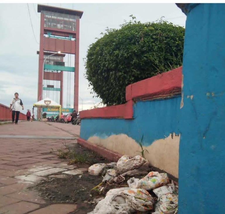 Sampah di Ampera (IG : palembangkulukilir)