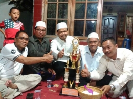 Ketua RW 03 Palmerah H. Nurhadi Prayitno bersama Ustadz H. Abdul Ghoni Tasurun & tokoh agama lainnya (Dok. Pribadi)