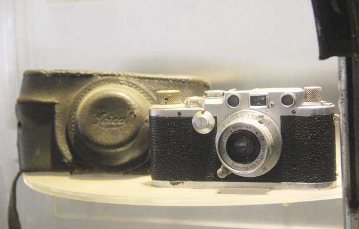 Kamera Leica IIIf milik Inen Rusnan yang masih tersimpan apik di Museum KAA, Bandung. (Foto: Gapey Sandy)