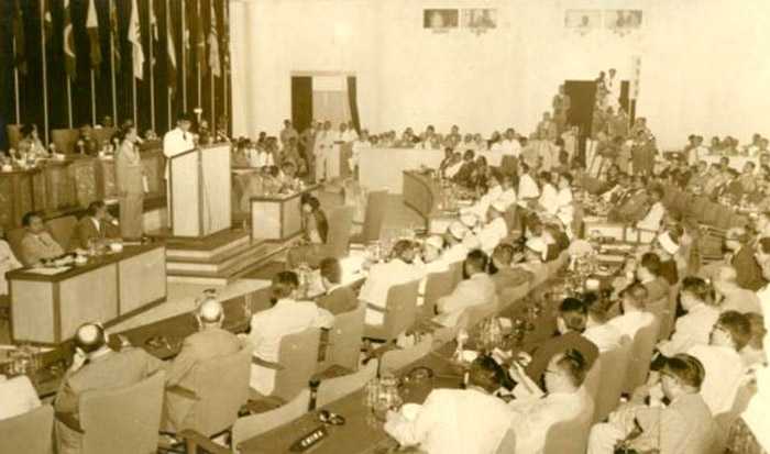 Presiden Soekarno ketika berpidato di podium KAA 1955, Bandung. (Foto: Arsip Nasional RI)