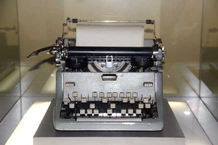 Salah satu mesin tik manual yang digunakan wartawan peliput KAA 1955 masih tersimpan di Museum KAA Bandung. (Foto: Gapey Sandy)