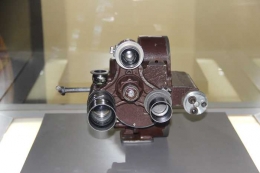 Salah satu kamera film yang pernah digunakan wartawan peliput KAA 1955, masih tersimpan apik di Museum KAA, Bandung. (Foto: Gapey Sandy)