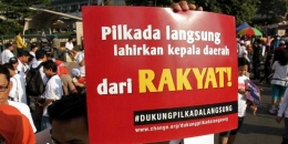 Aktivis yang tergabung dalam Koalisi Kawal RUU Pilkada melakukan aksi damai dan pengumpulan tanda tangan dari warga yang sedang menikmati car free day di sekitar bundaran HI Jakarta Pusat, Minggu (14/9/2014). Mereka mengajak warga untuk menolak RUU Pilkada yang menghilangkan Pilkada langsung selain itu mengembalikan Pilkada kepada DPRD berarti kemunduran dalam partisipasi politik rakyat dan demokrasi substansial. (TRIBUNNEWS/HERUDIN)