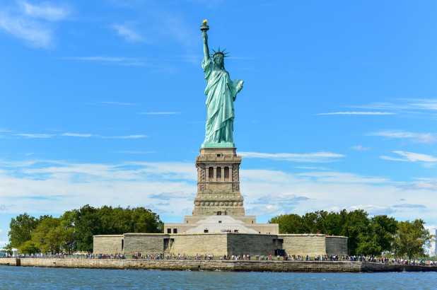 Patung Liberty di New York. Liburan ke AS adalah impian meskipun visa tak mudah didapat. Foto: NY Post.