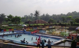 Suasana kolam renang (Foto: Ardiansyah)