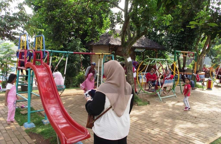 Suasana taman bermain anak (Foto: Ardiansyah)
