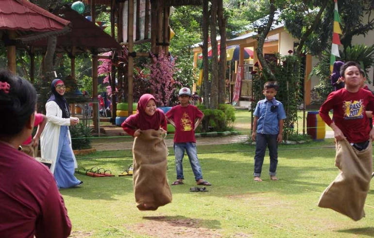Games seperti balap karung, tarik tambang, dll disediakan oleh pengurus Taman Herbal Insani (Foto: Ardiansyah)