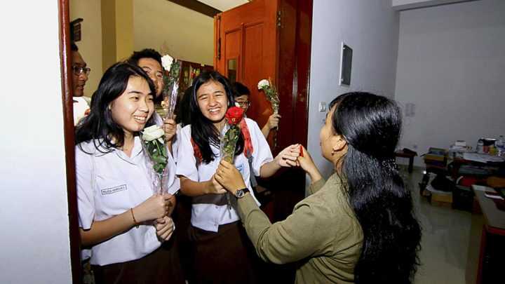 Siswa SMAK Dempo memberikan bunga sebagai ucapan terima kasih kepada guru mereka pada hari terakhir kegiatan belajar-mengajar di SMAK Dempo, Malang, Rabu (7/3). KOMPAS/ANGGER PUTRANTO