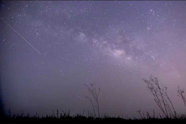 Foto hujan meteor Lyrnid dengan menggunakan teknik pemotretan long exposure, yang diambil di Thanlyn, 14 mil dari Yangon, Myanmar pada 23 April 2015.