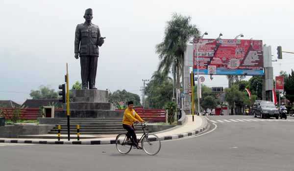 Patung Soekarno/Foto via blitarian/Nusantaranews