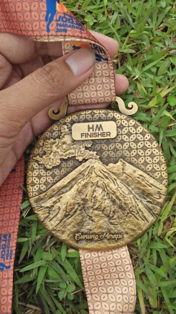 Medali Mandiri Jogja Marathon 2018 untuk kategori Half Marathon (Dok. Pribadi)