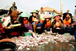 Para Kartini masa kini yang berprofesi sebagai nelayan (http://maritimnews.com)