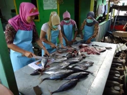 Ikan dapat diolah para wanita menjadi produk pangan yang bernilai jual dan gizi tinggi (http://news.kkp.go.id)