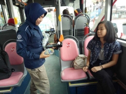 Petugas yang melayani penumpang di Suroboyo Bus (dok.pri)