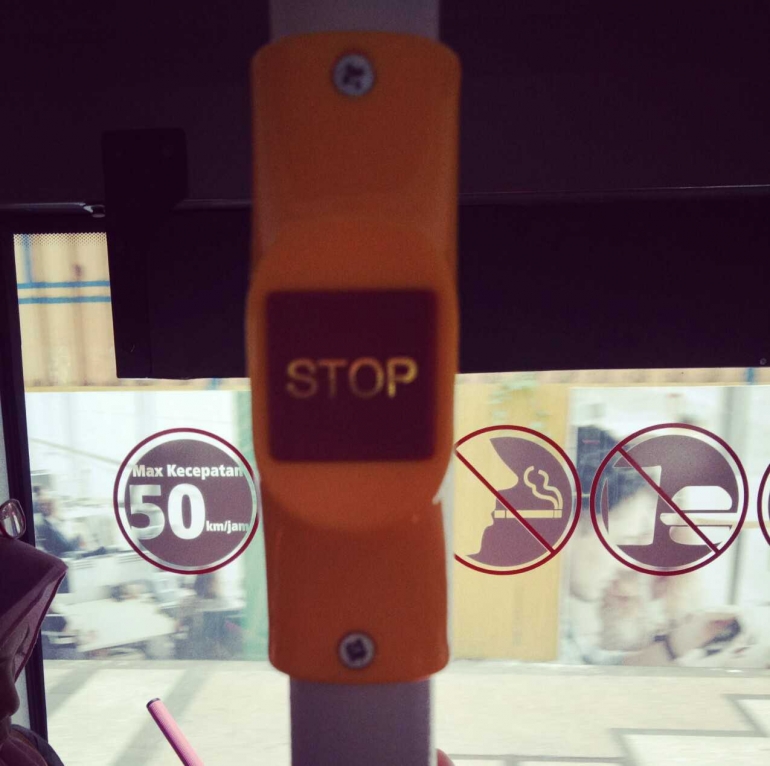 Penumpang bisa menekan tombol stop kalau mau berhenti di halte (dok.pri)
