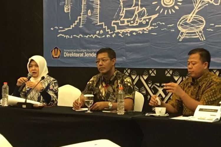 Sejumlah pembicara dalam acara Media Gathering Direktorat Jenderal Pajak 2018 di Mataram, Nusa Tenggara Barat, Kamis (19/4/2018). Mereka adalah (dari kiri ke kanan) Kasubdit Pertukaran Informasi Perpajakan Internasional Leli Listianawati, Direktur Penyuluhan Pelayanan dan Humas Hestu Yoga Saksama, dan Kasubdit Perencanaan Pemeriksaan Tunjung Nugroho.