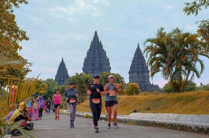 Berlari sambil menikmati keindahan taman, Foto: Ardian K