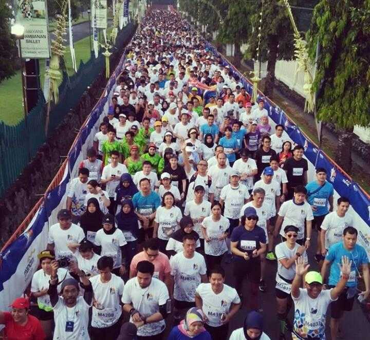 Peserta marathon siap-siap start. foto: Metuomah