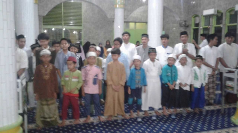 Remaja & Jamaah Masjid Al-Barokah (Dok. Pribadi)