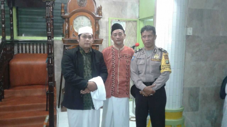 Bhabinkamtibmas Kota Bambu Utara bersama Penceramah & Pengurus Masjid Al-Barokah (Dok. Pribadi)