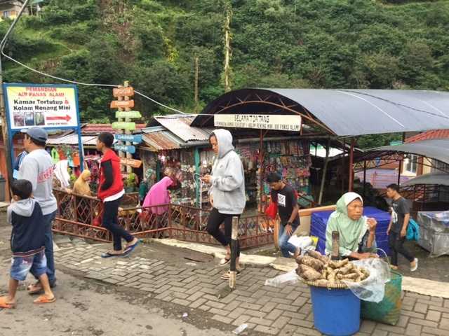 Kolam renang berbayar. Foto | Dokumen Pribadi.