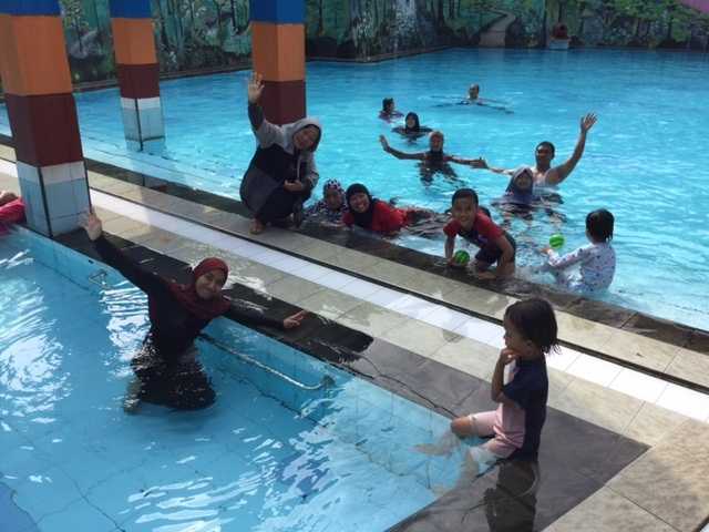 Mandi bersama anggota keluarga. Foto | Dokumen Pribadi.