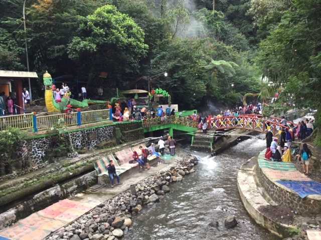 Pengunjung memenuhi sungai kecil dan mandi air panas. Foto | Dokumen Pribadi.