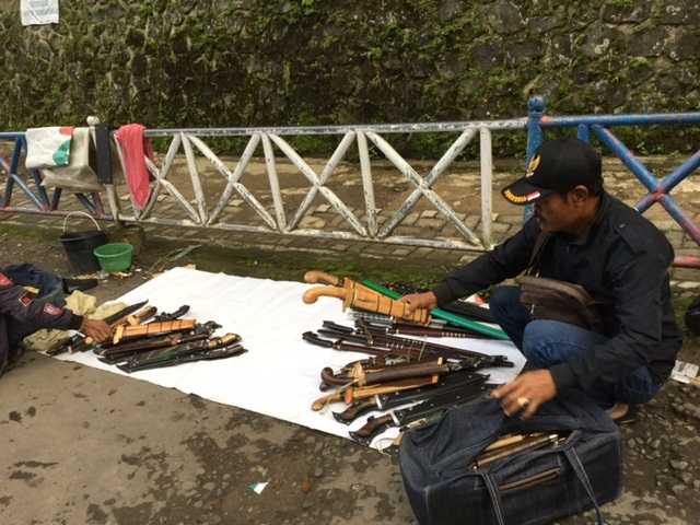 Peralatan benda tajam pun dijual di sini. Foto | Dokumen Pribadi.