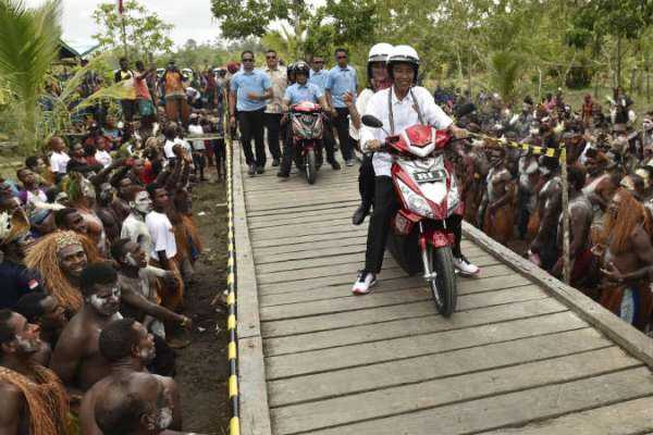 Presiden Jokowi dan Ibu Iriana berboncengan naik motor listrik di Agats, Kabupaten Asmat, Papua Barat (Ft. Biro Pers Istana)
