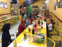 Kelompok wisatawan dari Jakarta tengah menanti makanan datang di salah satu rumah makan. Foto | Dokumen Pribadi.
