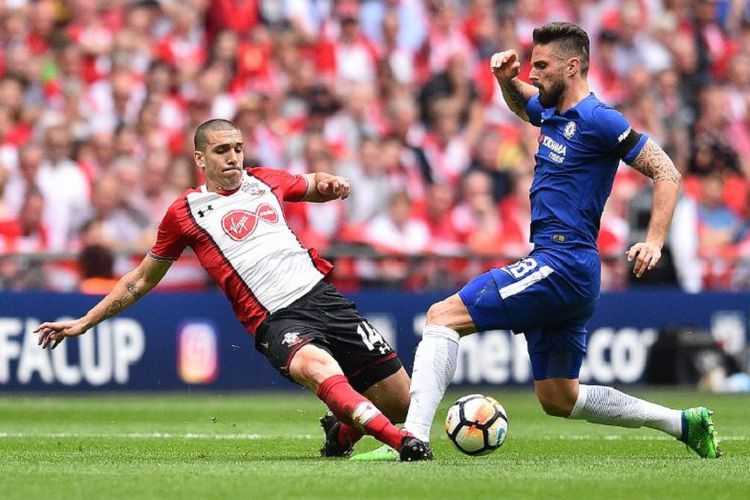 Oriol Romeu (Southampton) mencoba menahan laju striker Chelsea, Olivier Giroud, pada laga semifinal Piala FA di Stadion Wembley, Minggu (22/4/2018). 