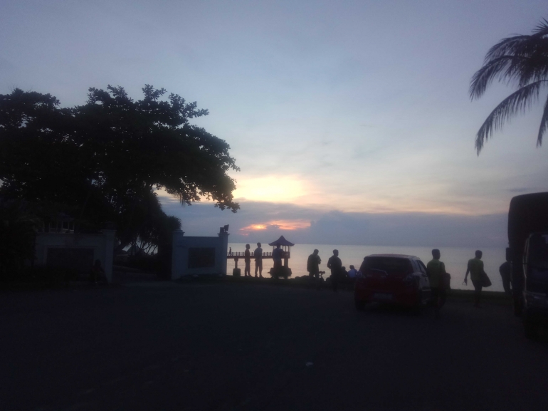Suasana pagi di pantai Tanjung Pesona Sungailiat (foto Rustian Al Ansori)