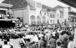 Begitu ramai massa ketika menjelang pembukaan KAA 1955 di Bandung. (Foto: Arisp Nasional RI)
