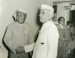 Berjabat tangan, U Nu (kiri) dan Jawaharlal Nehru (kanan). (Foto: asianafricanmuseum.org)