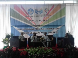 Pemateri dialog publik, dari kiri Amurwani (moderator), Sri Hartini, Ace Sumantri, dan Agus Aris Munandar (Dokpri)