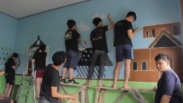 Renovasi dilakukan langsung oleh mahasiswa UPH mulai dari pengerokan tembok hingga pengecatan yang bertemakan kebudayaan Indonesia