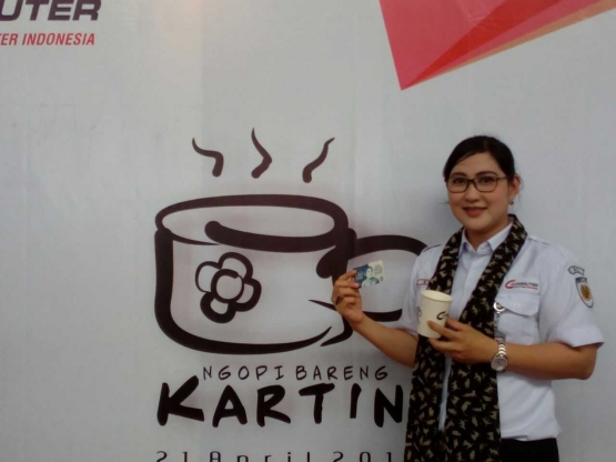 Eva Chairunisa dengan KMT edisi Hari Kartini (Foto:Prattemm)