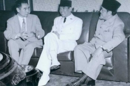 Usai perhelatan KAA 1955, PM Tiongkok Zhou Enlai (kiri) bertemu dengan Presiden Soekarno dan PM Indonesia Ali Sastroamidjojo. (Foto: Dok. IndoChinaTown)
