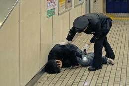 Keroshi (Workaholic di Jepang) menjadi penyebab kematian di Jepang (sumber: thevocket.com)