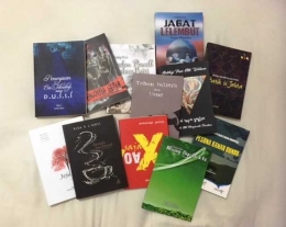 Sejumlah buku kumpulan puisi yang terbit di Indonesia baru-baru ini. (Foto: BDHS)