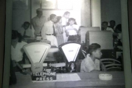 Arsip foto yang menunjukkan kesibukan pelayanan di kantor pos selama KAA berlangsung. (Foto: Museum KAA)