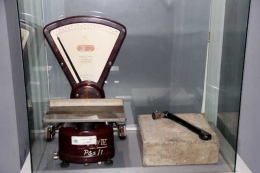 Alat timbang kirim barang dan palu penanda tanggal yang pernah digunakan di kantor pos selama KAA 1955, masih tersimpan apik di Museum KAA, Bandung. (Foto: Gapey Sandy)
