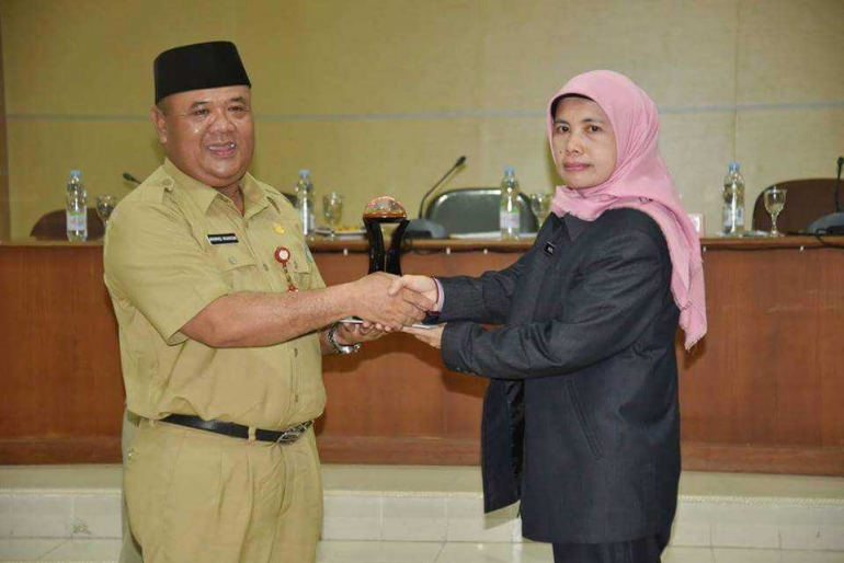 Sekda Bangka Akhmad Mukhsin serahkan cenderamata (do. Humas Bangka)